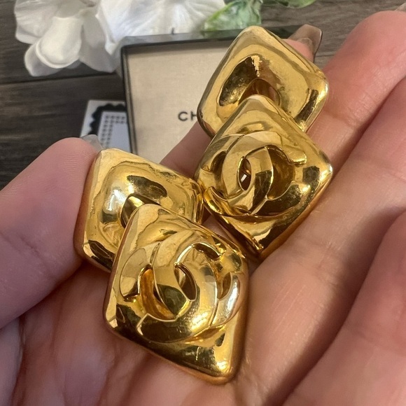 CHANEL Vintage Gold CC Logo Dangle Clip On Earrings - Picture 2 of 10